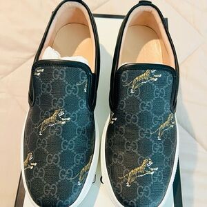 Gucci Black Loafers Luxurious Slip-On Shoes - G 6.5 / US 7.0 fits like 7.5 to 8